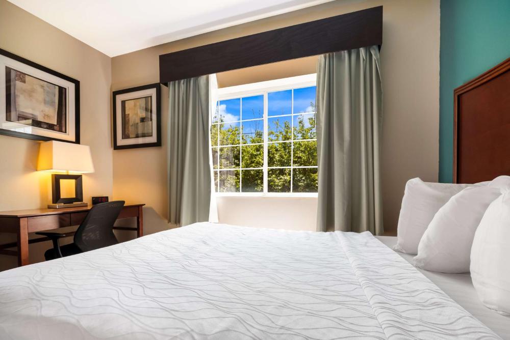 Queen Suite with Two Queen Beds - Non-Smoking interior