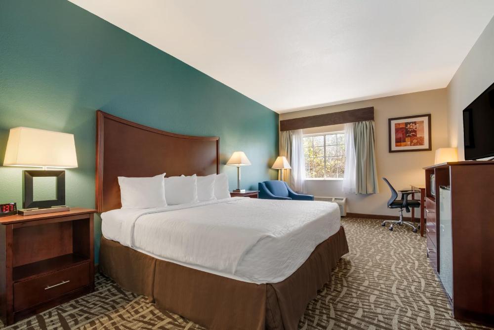 King Room with Bath Tub - Mobility Accessible/Non-Smoking interior